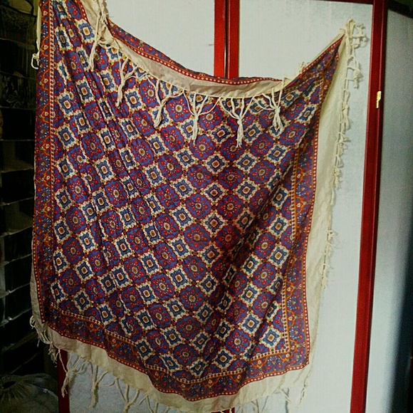 Accessories - Light large scarf/shawl EUC. Feels like silk